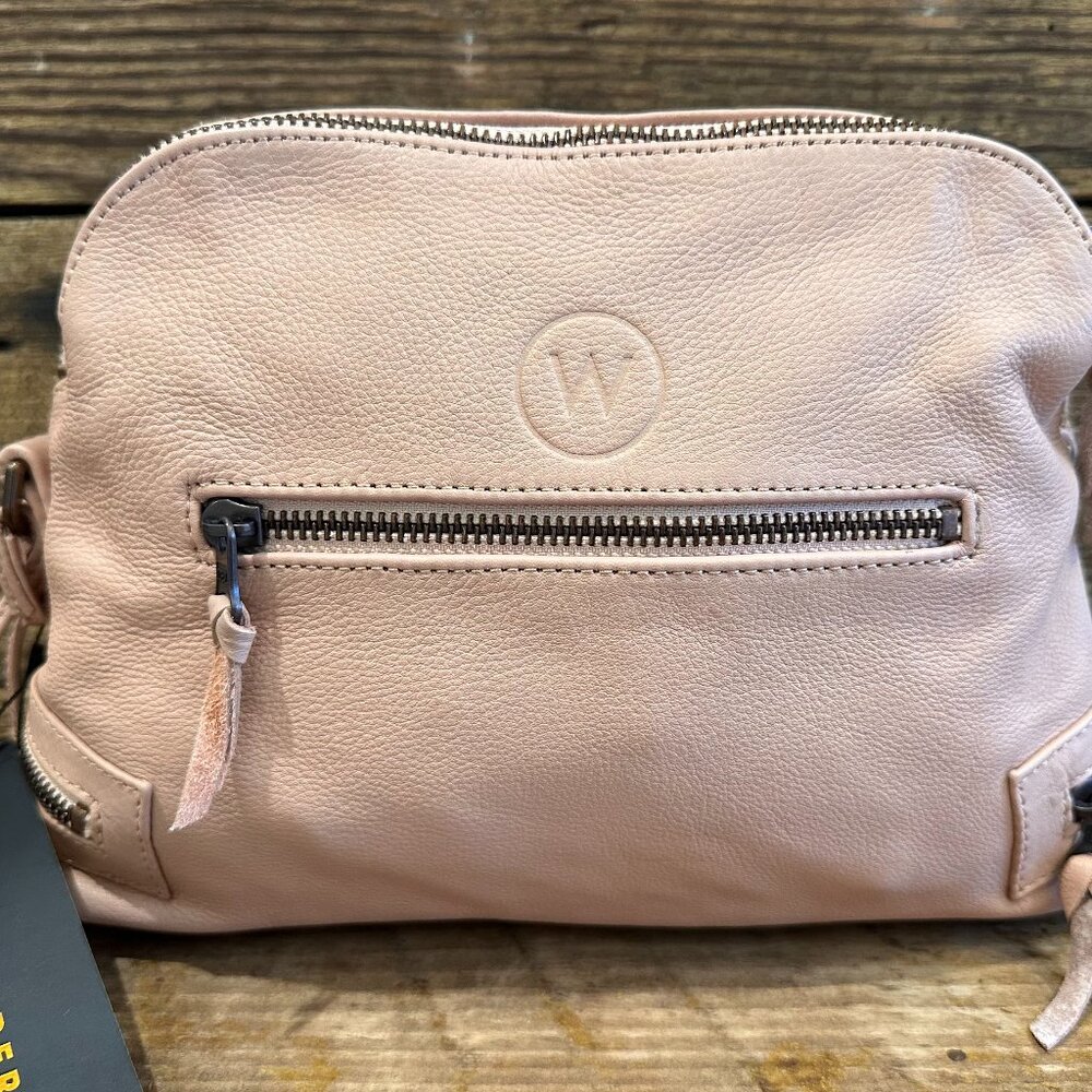 The Wanderers Travel Co Manhattan Crossbody in Blush